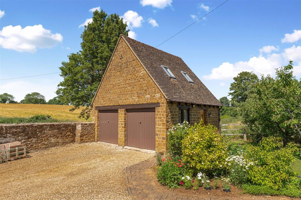 Property photo 3 of 30 Chapel Barn, Balscote-45.Jpg