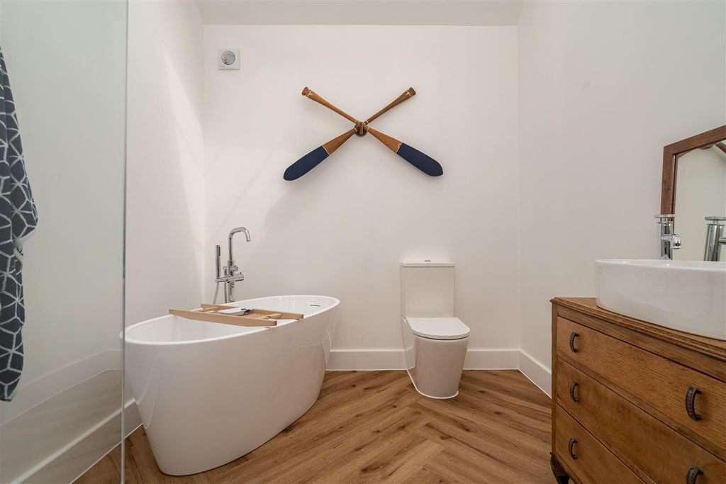 Property photo 3 of 33 Bathroom