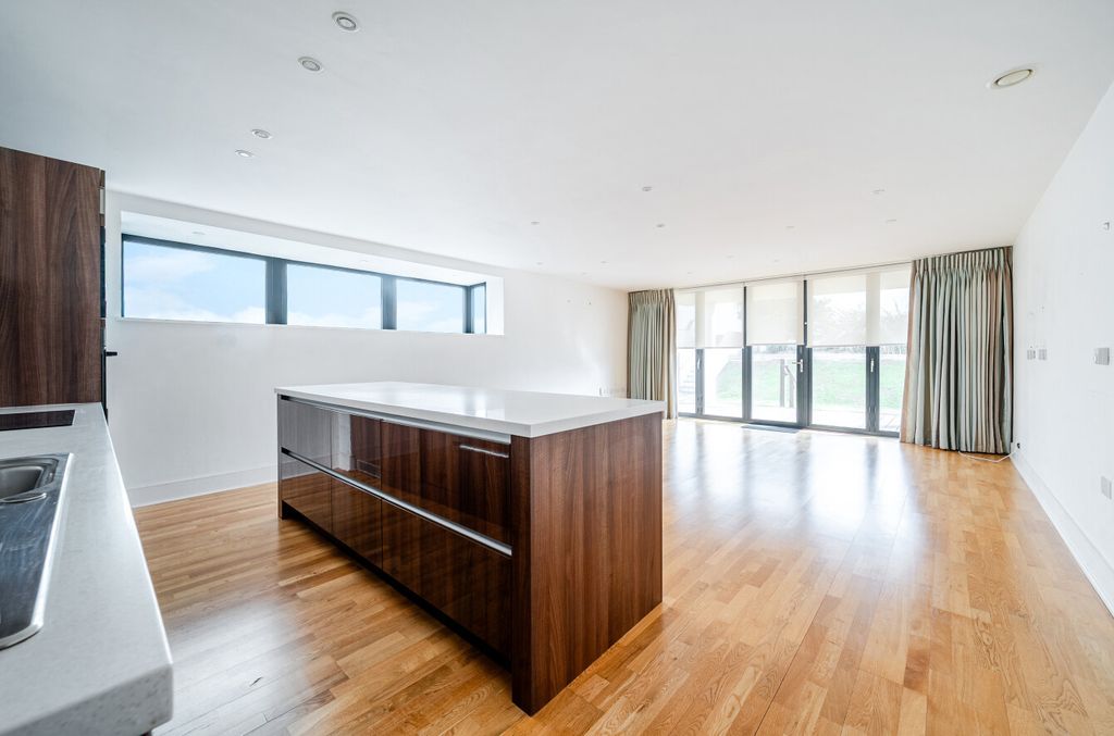 Property photo 2 of 17 1528211-28-1A0Edf...