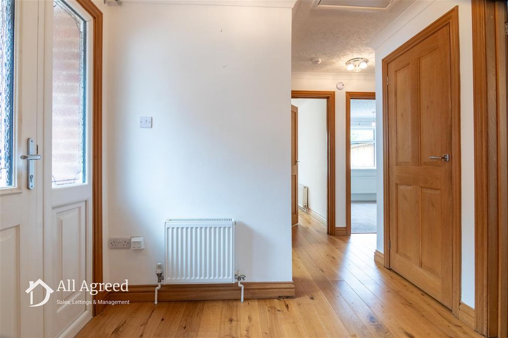 Property photo 2 of 18 Entrance Hall