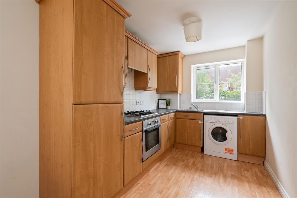 Property photo 2 of 10 21, Priory Gardens Hall Green_10.Jpg
