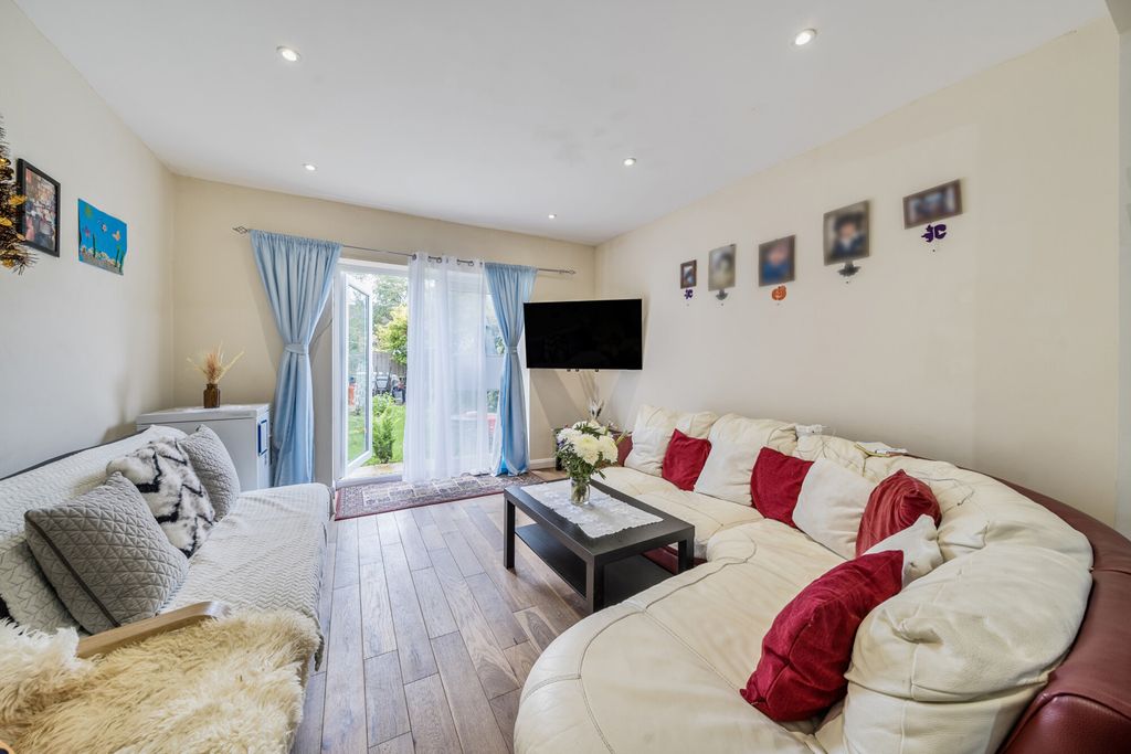 Property photo 3 of 15 1363998-12-68E64c...