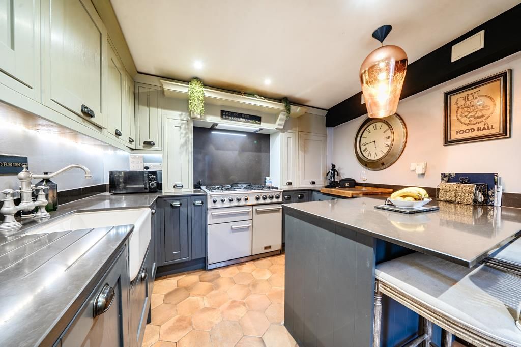 Property photo 3 of 20 Kitchen