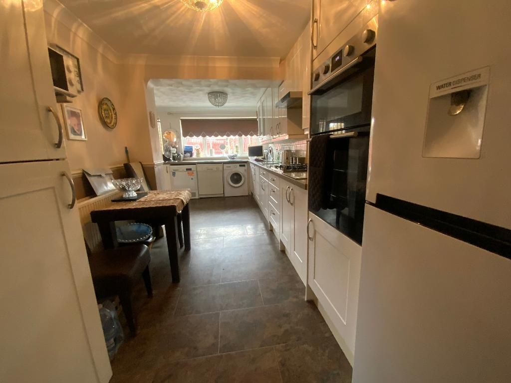 Property photo 2 of 15 L-Shaped Kitchen 20'1 x 16'7