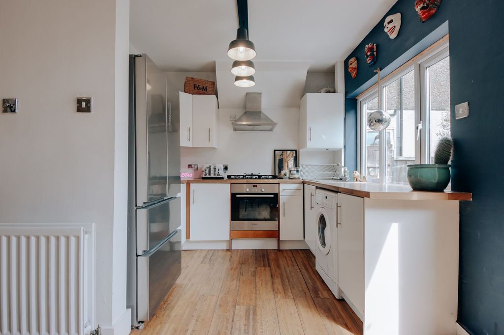 Property photo 3 of 14 Kitchen