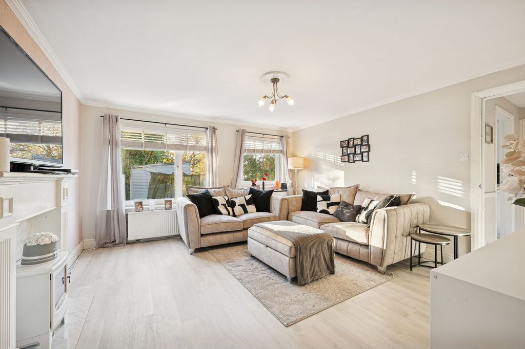 Property photo 3 of 19 Lounge