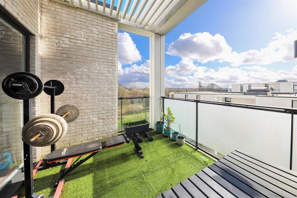 Property photo 3 of 16 Terrace