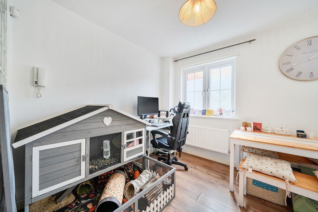 Property photo 2 of 15 1433390-11-69ce6c...