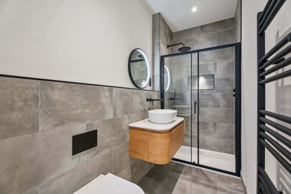 Property photo 3 of 7 Ensuite