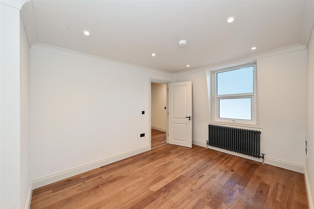 Property photo 2 of 14 3-64-Queensway (13).Jpg