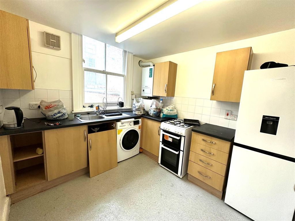 Property photo 3 of 7 Kitchen