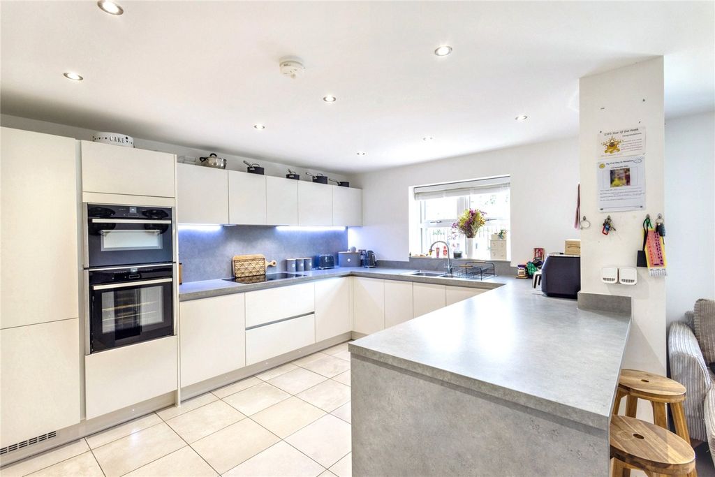 Property photo 3 of 17 Kitchen