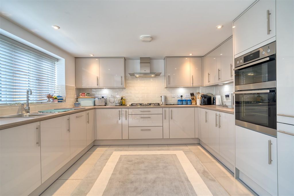 Property photo 2 of 11 Kitchen