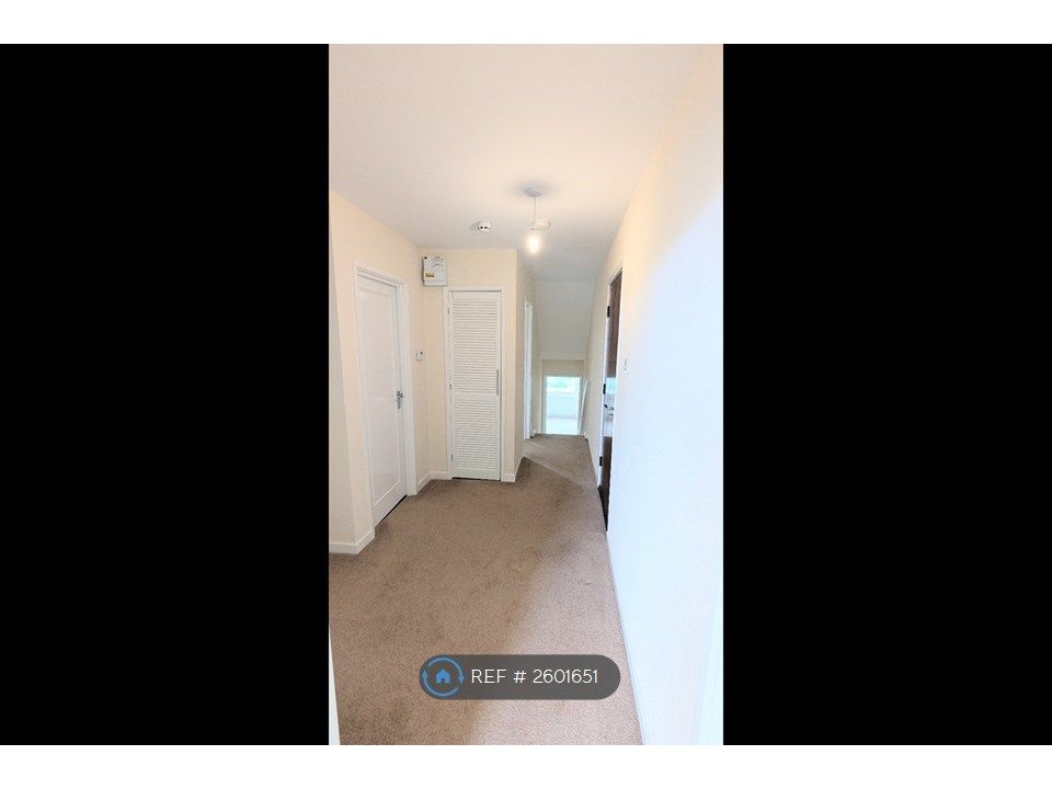 Property photo 3 of 7 Hall