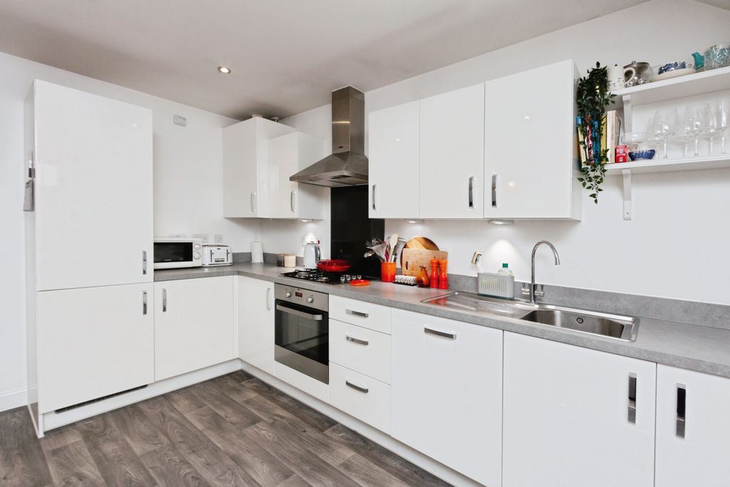 Property photo 2 of 20