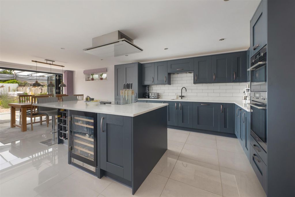 Property photo 2 of 17 Southwood Road, Tankerton, Whitstable