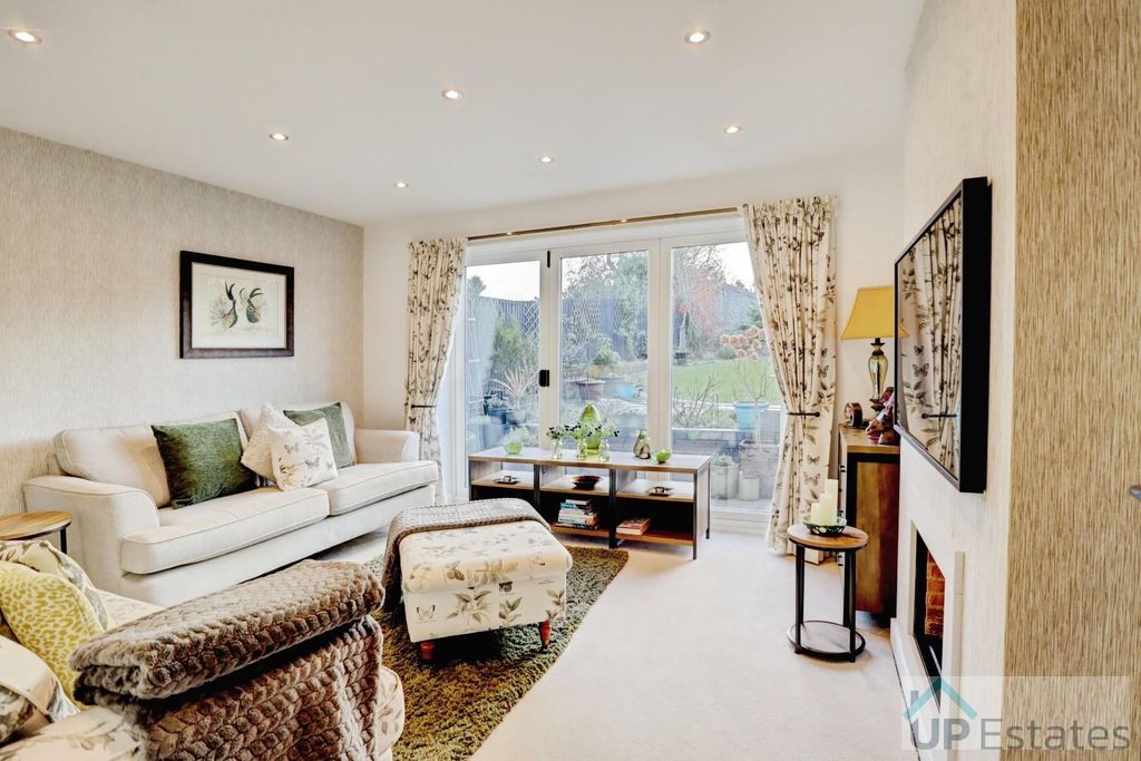 Property photo 3 of 30 Lounge