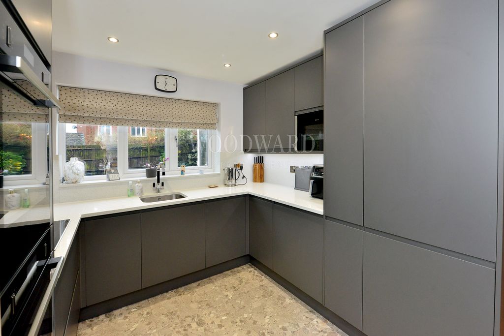 Property photo 3 of 27 Kitchen