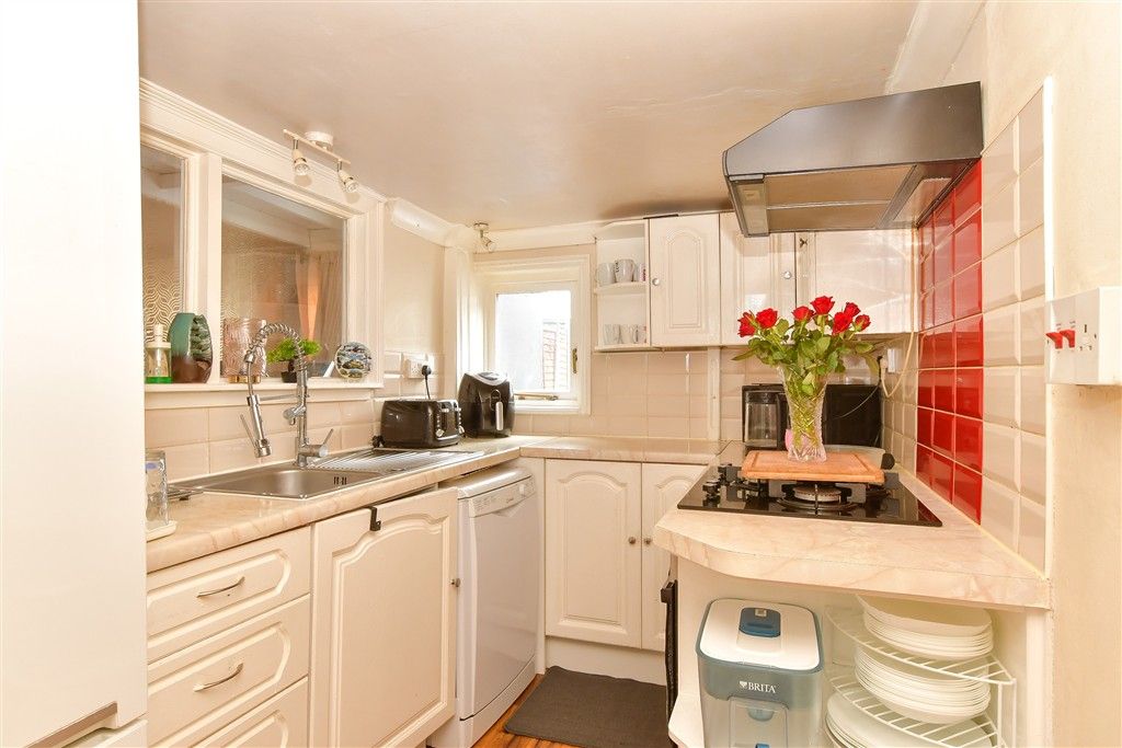 Property photo 3 of 10 Kitchen