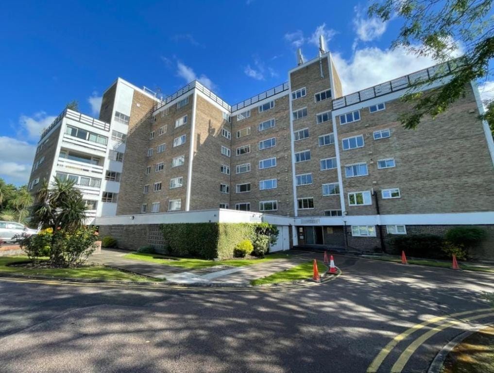 Property photo 1 of 11 2 Bed Flat To Rent Dolphin Court, London Nw11