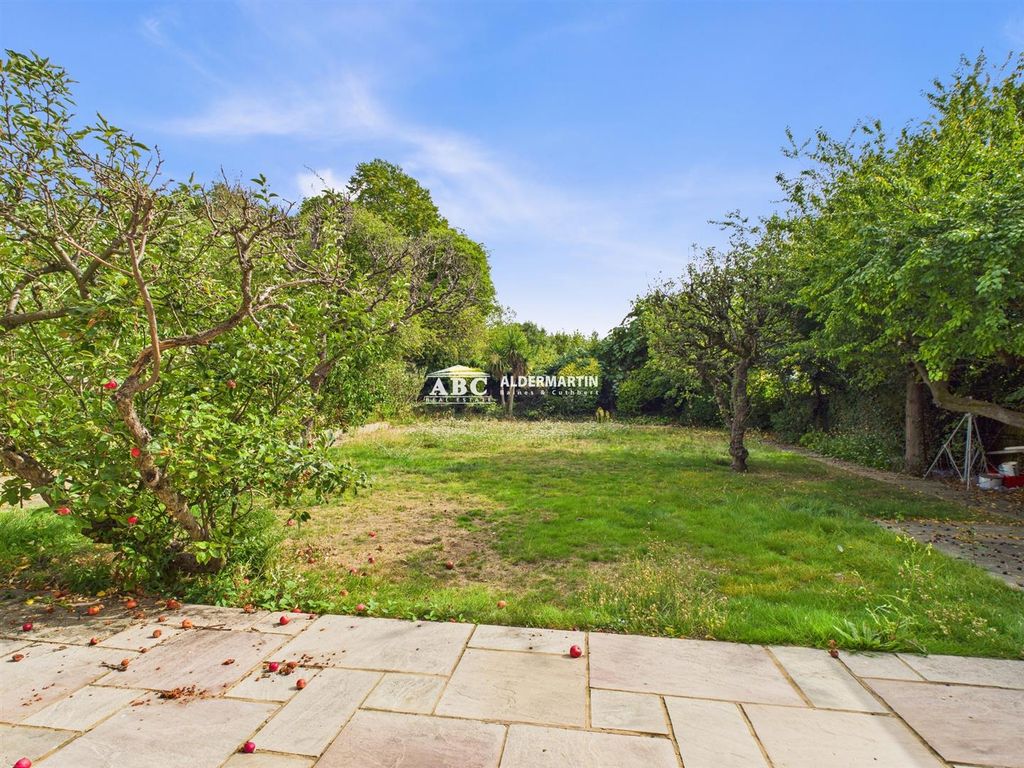 Additional image 5 of 5 bed property for salePenshurst Gardens, Edgware HA8