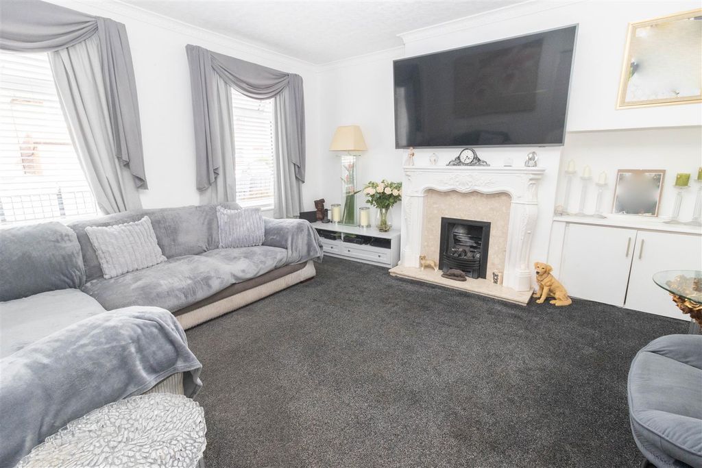 Property photo 2 of 13 Lounge