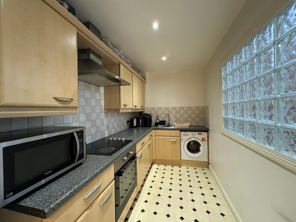 Property photo 3 of 15 Geneva Court, Edgware  (3)