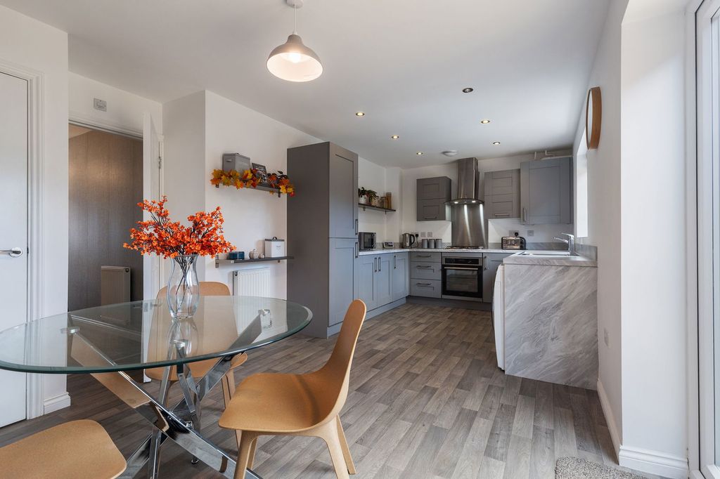 Property photo 2 of 32