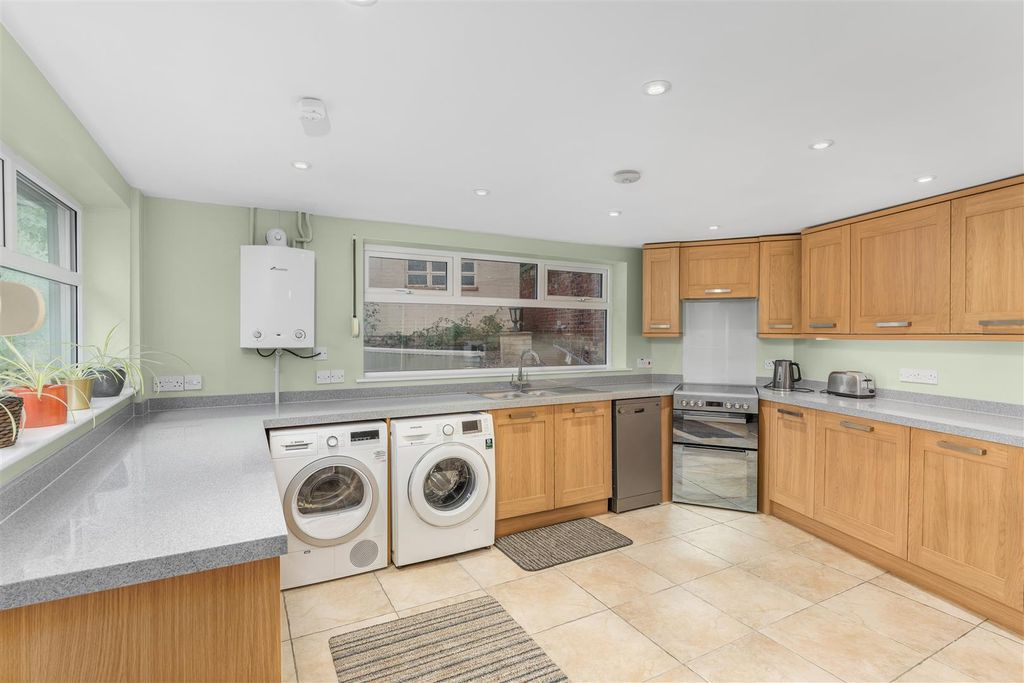 Property photo 2 of 20 3 Old Parr Road, Banbury-9.Jpg