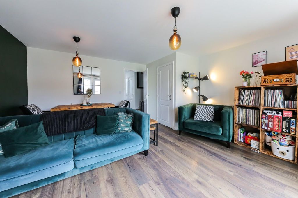 Property photo 2 of 19 Living/Dining Room