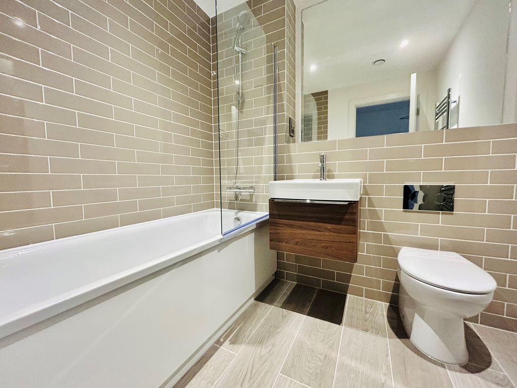 Property photo 1 of 8 Bathroom