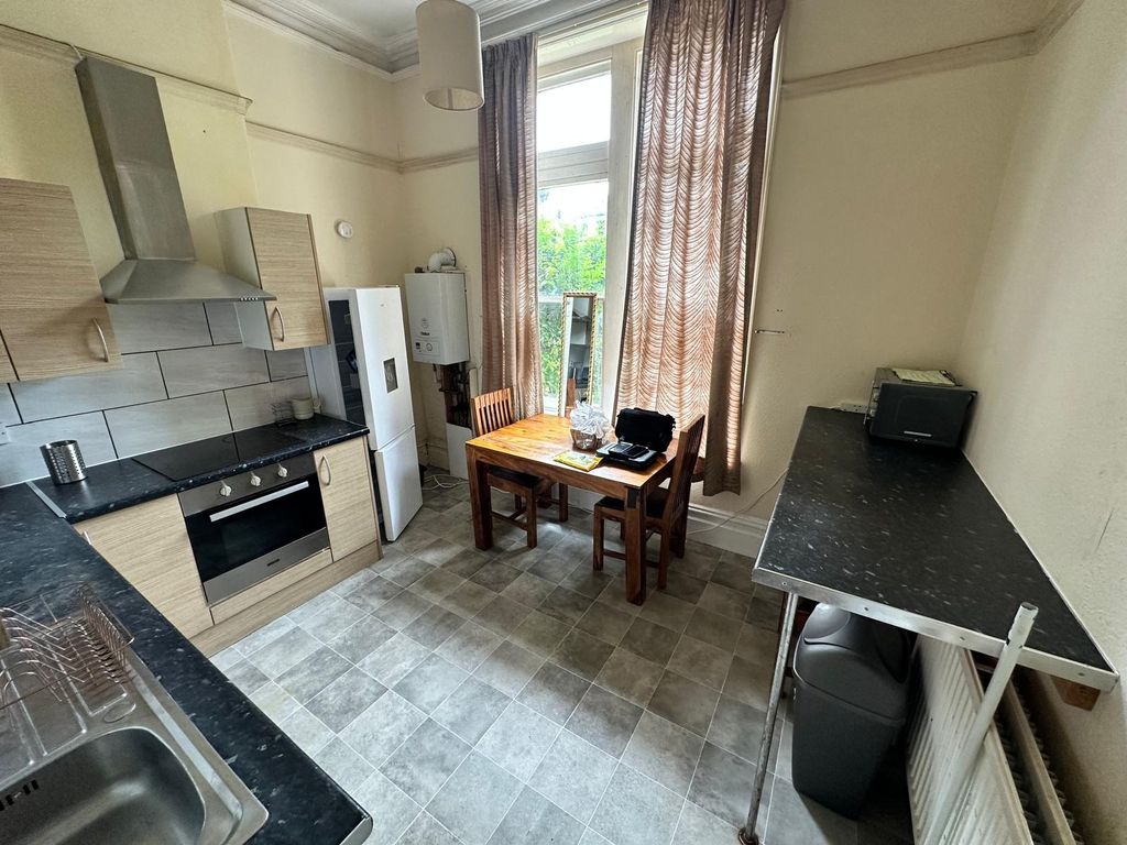 Property photo 1 of 10 Bright Eat-In Kitchen With Tiled Flooring, Fitted ...