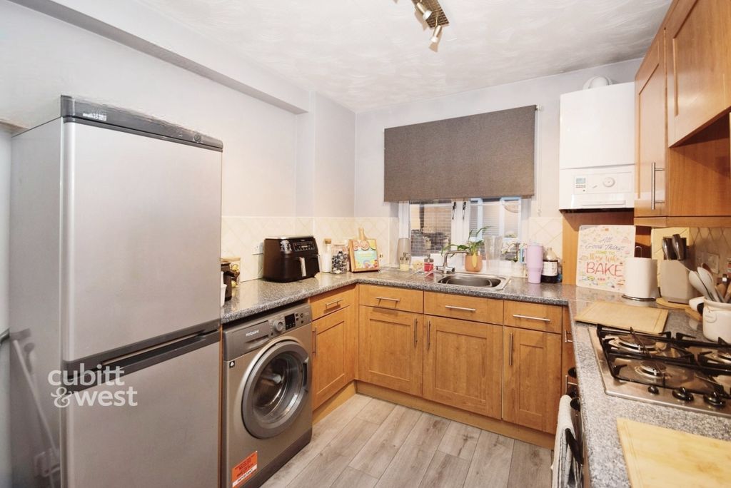 Property photo 2 of 10 Kitchen