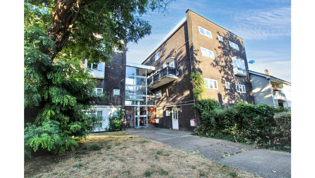 2 bed flat for sale28 Tinkler Side, Basildon, Essex SS14