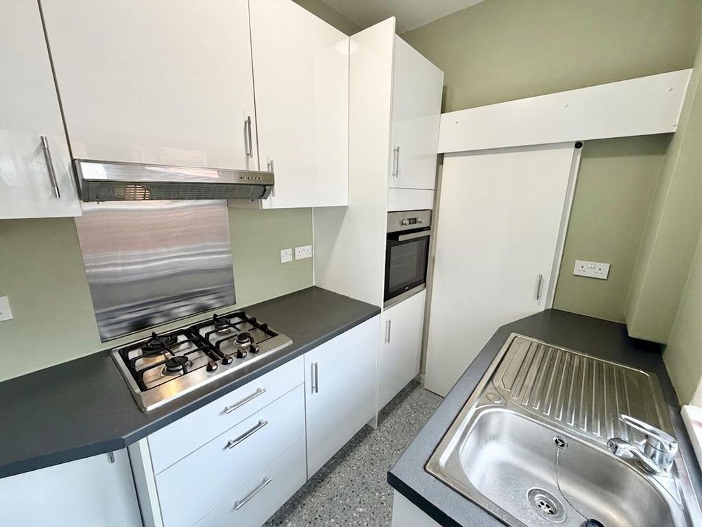 Property photo 3 of 9 Kitchen