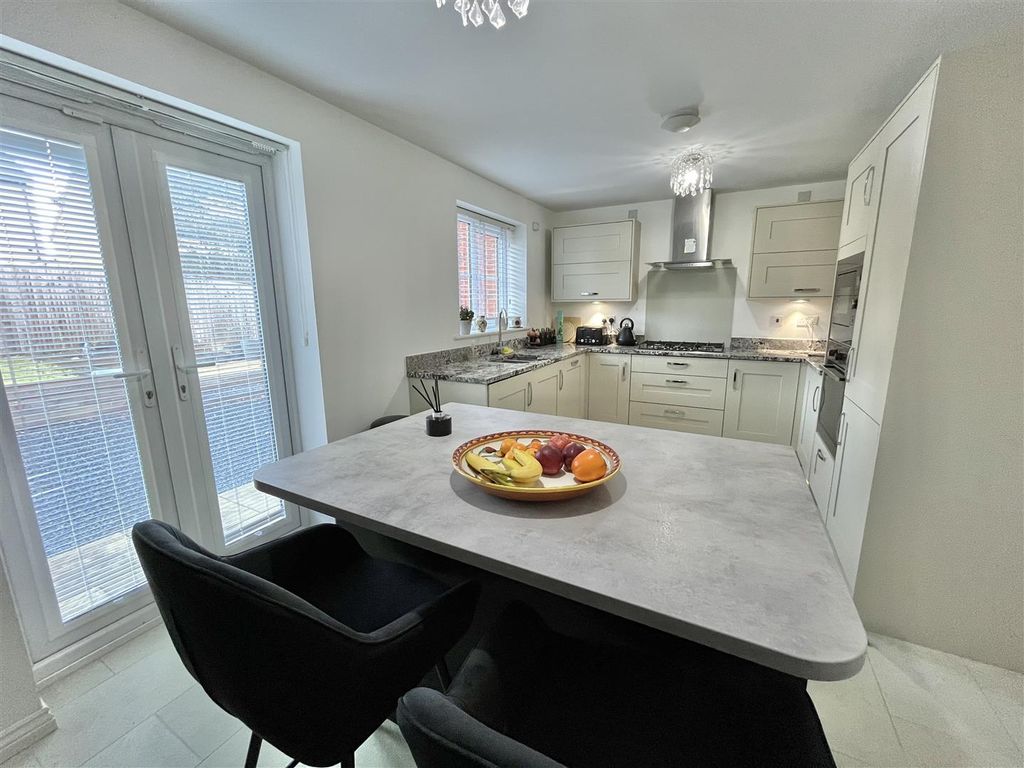 Property photo 2 of 18 Breakfast Kitchen