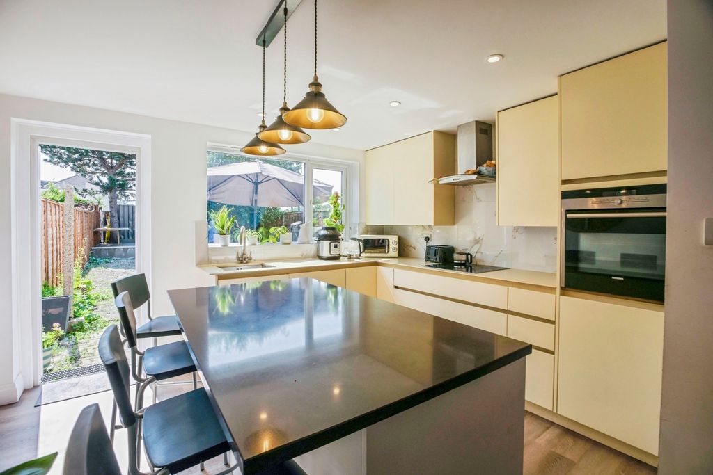 Property photo 3 of 17 Photo