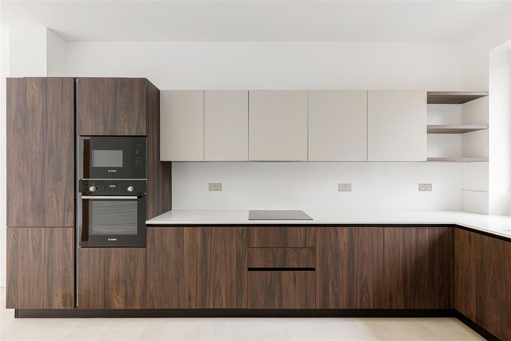 Property photo 3 of 41 Pino Way, E4