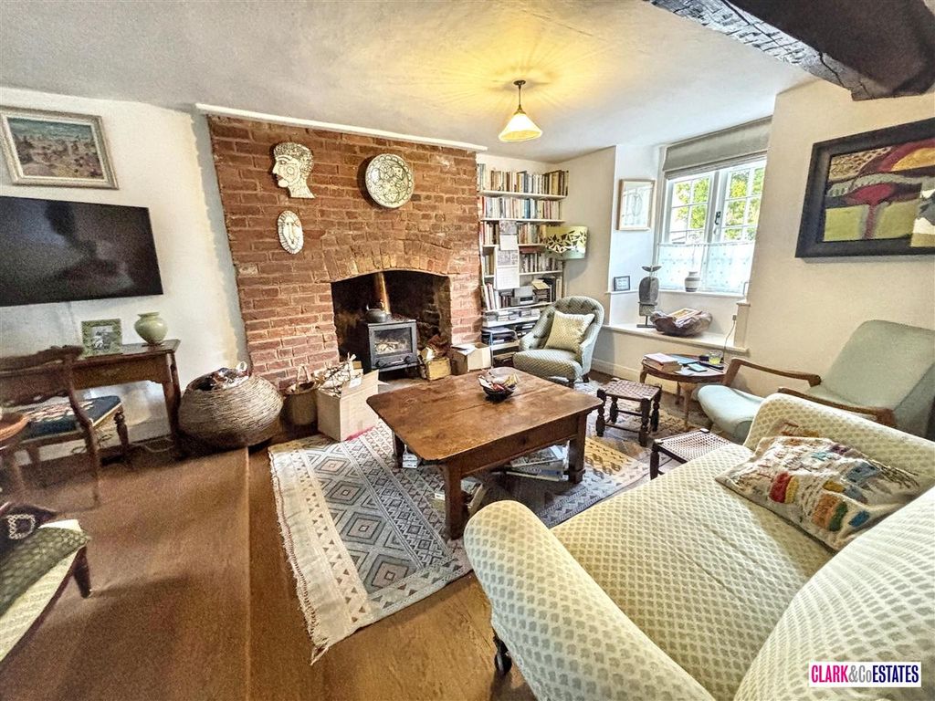 Property photo 2 of 10 Lounge