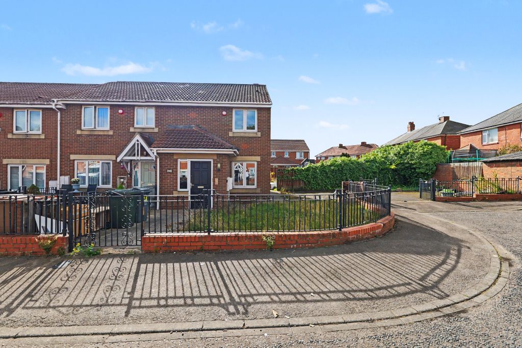 Property photo 2 of 15 23 Richmond Grove, North Shields, Tyne And Wear, Ne29 7Qz