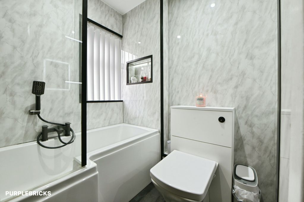 Property photo 3 of 19 Bathroom