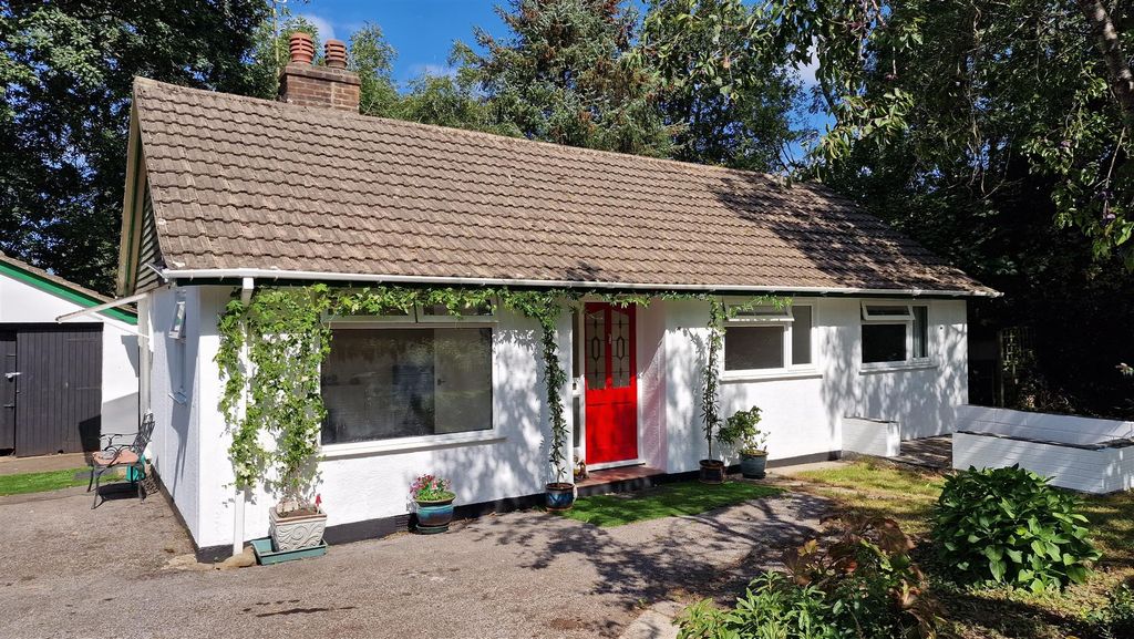 Property photo 2 of 18 Garage