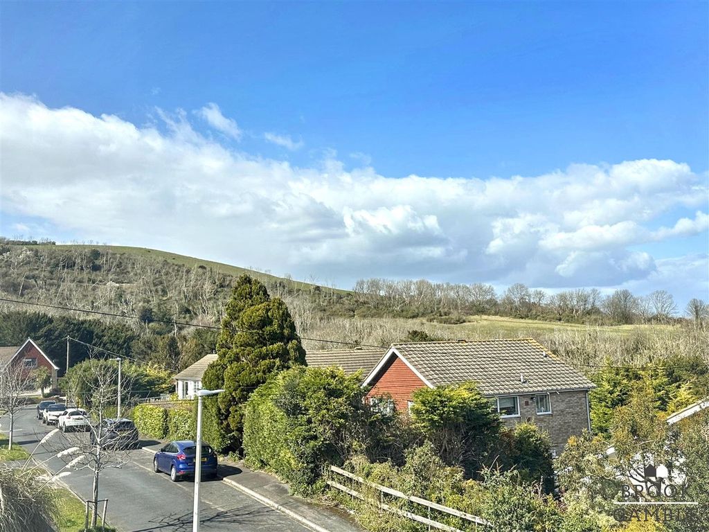 Property photo 3 of 23 01323 438506