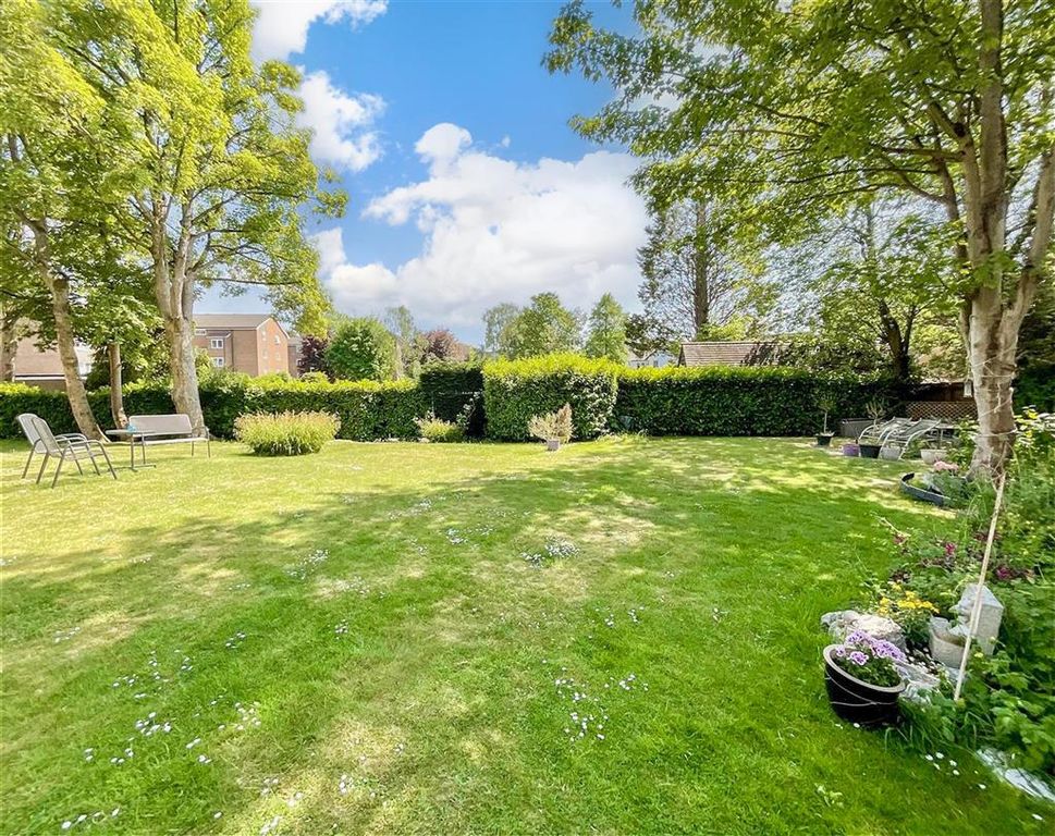 Property photo 3 of 8 Communal Garden