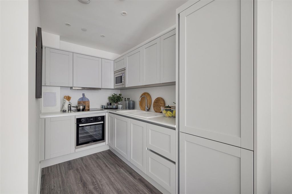 Property photo 3 of 28 Forest Road E17