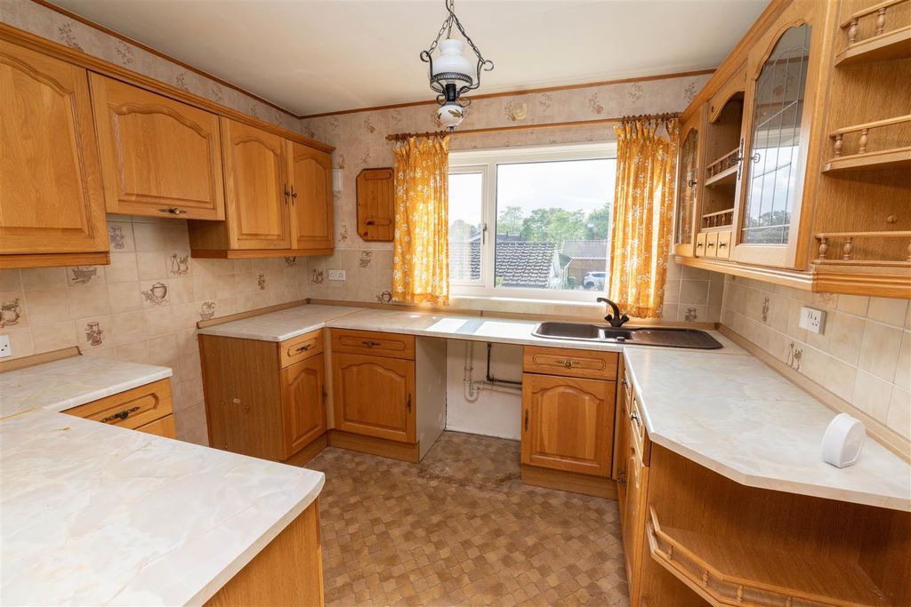 Property photo 3 of 7 Kitchen