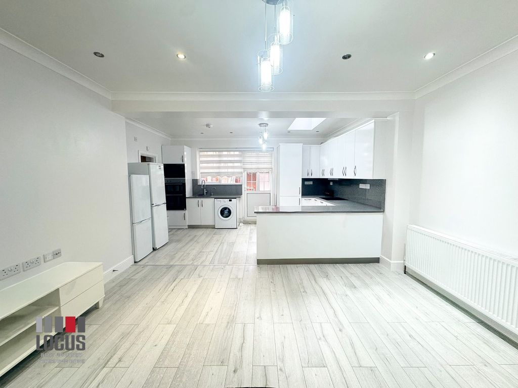 Property photo 1 of 9 Photo 4