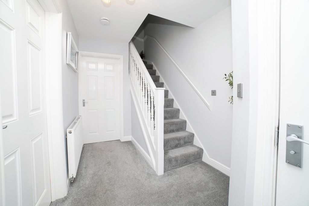 Property photo 2 of 16 Entrance Hall