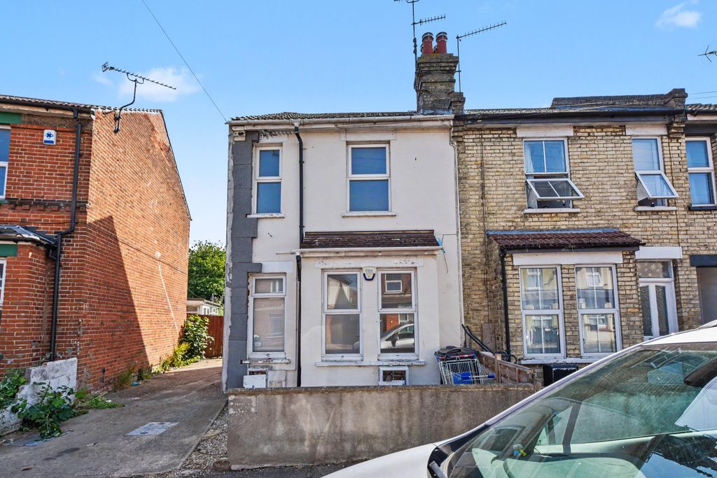 Property photo 1 of 16 13A & 13B Key Road, Clacton-On-Sea, Essex, Co15 3Da