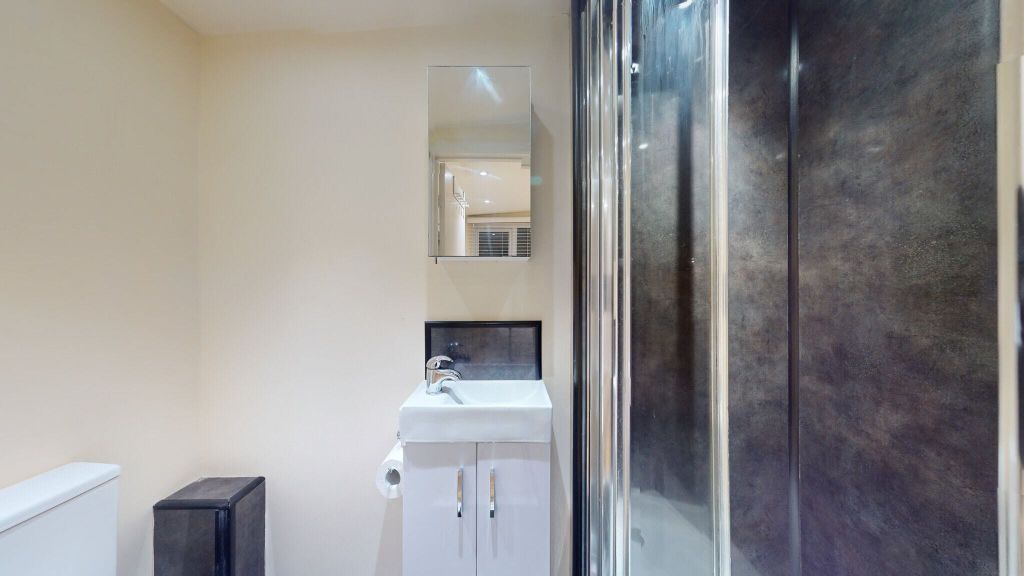 Property photo 3 of 11 Bathroom